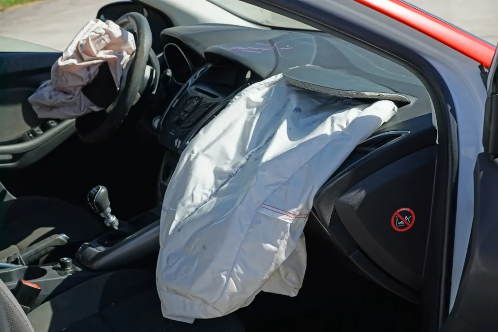 Illustratieve foto van geactiveerde airbags na een botsproef met een auto